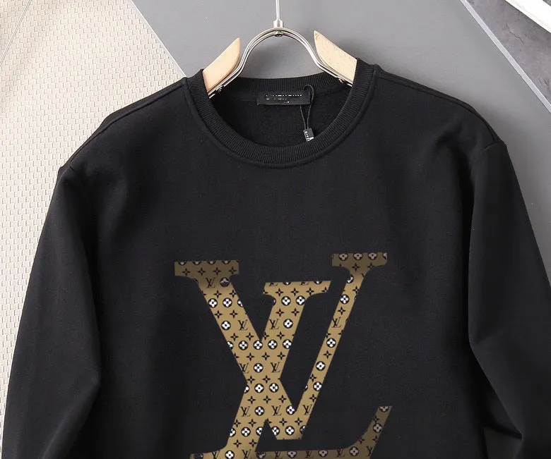 🅿️220 brand [LV Louis Vuitton] (good news for fat people) 2025ss autumn latest long-sleeved round-neck sweatshirt, on sale simultaneously on the official website. Refreshing and breathable. Made of top Tencel Roman. Comfortable and soft. 3D three-dimensional clarity. Super fashion sense. Great for gifting and keeping for yourself. Size: M-5XL (can wear up to 220 pounds)